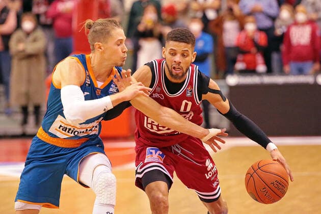 03 12 2021, xovx, Basketball 1 Bundesliga, easy Credit BBL, JobStairs Gießen 46ers ratiopharm Ulm v l Thomas Klepeisz ratiopharm Ulm , Kendale McCullum Gießen 46ers Gießen Sporthalle Ost Hessen Germany EN