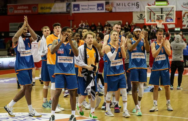 Germany, Giessen, Osthalle, 03 12 2021, easy Credit BBL, 9 Spieltag, JobStairs Giessen 46ers ratiopharm ulm picture The team of Ulm thanks your fans Copyright: HMBxMedia ThomasxJäger