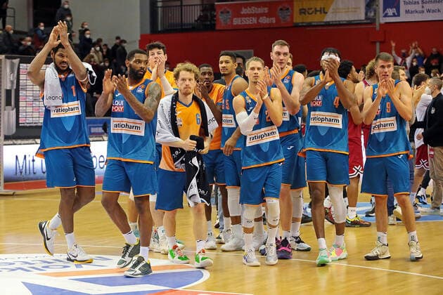 03 12 2021, xovx, Basketball 1 Bundesliga, easy Credit BBL, JobStairs Gießen 46ers ratiopharm Ulm The Ulm players cheer the 87 76 victory in gießen Gießen Sporthalle Ost Hessen Germany EN