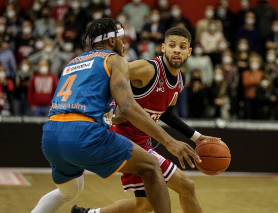 Germany, Giessen, Osthalle, 03 12 2021, easy Credit BBL, 9 Spieltag, JobStairs Giessen 46ers ratiopharm ulm picture v li Jaron Blossomgame ratiopharm ulm ,Kendale McCullum Giessen 46ers Copyright: HMBxMedia ThomasxJäger