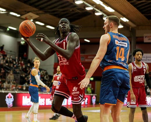 Germany, Giessen, Osthalle, 03 12 2021, easy Credit BBL, 9 Spieltag, JobStairs Giessen 46ers ratiopharm ulm picture v li Nuni Omot Giessen 46ers ,Philipp Herkenhoff ratiopharm ulm Copyright: HMBxMedia ThomasxJäger