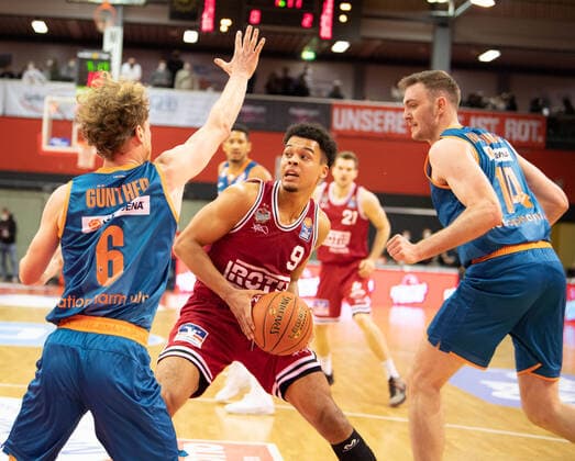 03 12 2021, xsltx, Basketball BBL Bundesliga, Giessen 46ers ratiopharm ulm emspor, v l Per Günther Point Guard Ratiopharm Ulm ,Maximilian Maalik Begue Shooting Guard Jobstairs Giessen 46ers , Philipp Herkenhoff Power Forward Center Ratiopharm Ulm DFL DFB REGULATIONS PROHIBIT ANY USE OF PHOTOGRAPHS as IMAGE SEQUENCES and or QUASI VIDEO Giessen
