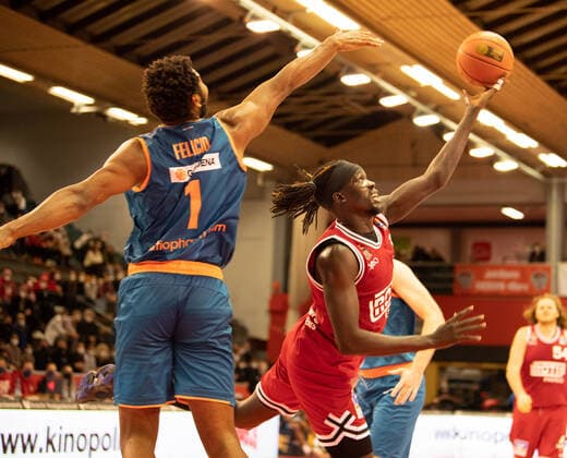 03 12 2021, xsltx, Basketball BBL Bundesliga, Giessen 46ers ratiopharm ulm emspor, v l Cristiano Felicio Center Ratiopharm Ulm , Nuni Omot Small Forward Jobstairs Giessen 46ers Emot scores for Giessen DFL DFB REGULATIONS PROHIBIT ANY USE OF PHOTOGRAPHS as IMAGE SEQUENCES and or QUASI VIDEO Giessen