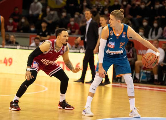 03 12 2021, xsltx, Basketball BBL Bundesliga, Giessen 46ers ratiopharm ulm emspor, v l Kyan Anderson Point Guard Jobstairs Giessen 46ers , Thomas Klepeisz Shooting Guard Point Guard Ratiopharm Ulm DFL DFB REGULATIONS PROHIBIT ANY USE OF PHOTOGRAPHS as IMAGE SEQUENCES and or QUASI VIDEO Giessen