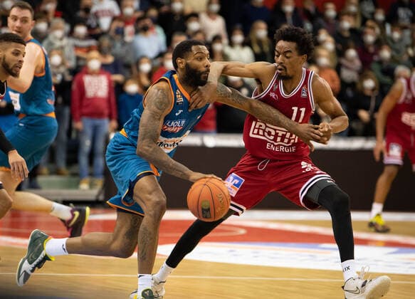 03 12 2021, xsltx, Basketball BBL Bundesliga, Giessen 46ers ratiopharm ulm emspor, v l Sindarius Thornwell Small Forward Shooting Guard Ratiopharm Ulm , Jalen Tate Shooting Guard Jobstairs Giessen 46ers DFL DFB REGULATIONS PROHIBIT ANY USE OF PHOTOGRAPHS as IMAGE SEQUENCES and or QUASI VIDEO Giessen
