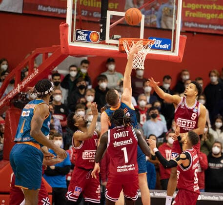 03 12 2021, xsltx, Basketball BBL Bundesliga, Giessen 46ers ratiopharm ulm emspor, v l Reboubnd under the Giessen basket DFL DFB REGULATES PROHIBIT ANY USE OF PHOTOGRAPHS as IMAGE SEQUENCES and or QUASI VIDEO Giessen