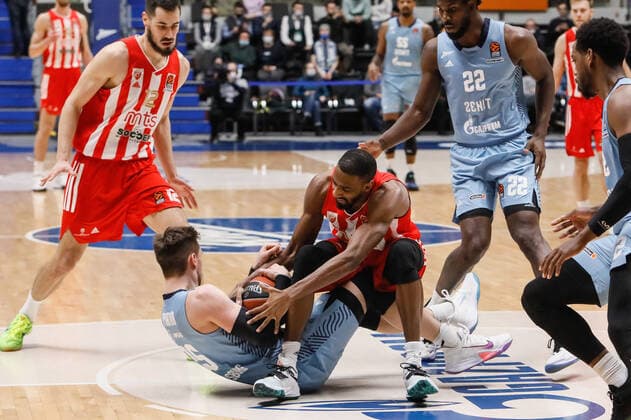 Zenit St Petersburg V Crvena Zvezda Mts Belgrade - Turkish Airlines EuroLeague Mateusz Ponitka 25 of Zenit and Austin Hollins 14 of Crvena Zvezda vie for the ball during the EuroLeague Basketball match between Zenit St. Petersburg and Crvena Zvezda mts Belgrade on December 3, 2021 at Sibur Arena in Saint Petersburg, Russia. Saint Petersburg Russia  Copyright: xMikexKireevx originalFilename:kireev-notitle211203_np1mi.jpg