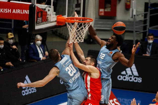 December 3, 2021, Saint Petersburg, Russia: Andrey Zubkov (L), Alex Poythress (R) of Zenit, and Luka Mitrovic (C) of Crvena Zvezda Mts Belgrade seen in action during the Turkish Airlines Euroleague basketball match between Zenit Saint Petersburg and Crvena Zvezda Mts Belgrade at Sibur Arena in Saint Petersburg. Saint Petersburg Russia - ZUMAs197 20211203_zaa_s197_212 Copyright: xMaksimxKonstantinovx