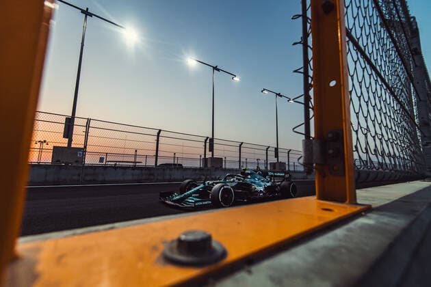Sport Bilder des Tages (211204) -- JEDDAH, Dec. 4, 2021 -- Aston Martin s driver Sebastian Vettel of Germany attends the first practice for Formula 1 STC Saudi Arabian Grand Prix 2021 on the brand-new Jeddah Corniche Circuit in Jeddah, Saudi Arabia, Dec. 3, 2021. (Saudi Arabian Ministry of Media Handout via Xinhua) (SP)SAUDI ARABIA-JEDDAH-F1-OPENING PARACTICE-GRAND PRIX 2021 WangxHaizhou 