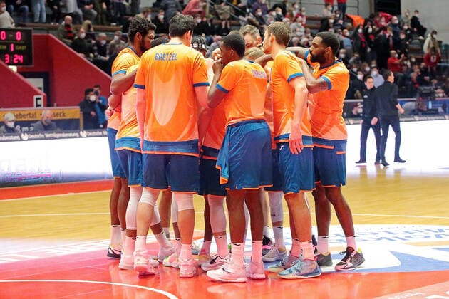 03 12 2021, xovx, Basketball 1 Bundesliga, easy Credit BBL, JobStairs Gießen 46ers ratiopharm Ulm The players of ratiopharm Ulm swear to each other before the game a Gießen Sporthalle Ost Hessen Germany EN
