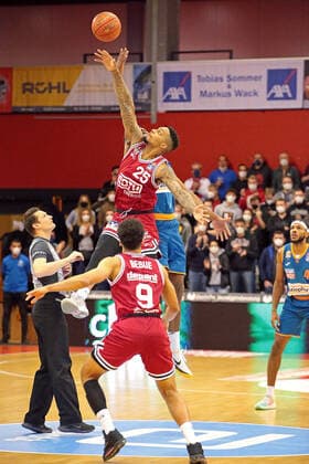 03 12 2021, xovx, Basketball 1 Bundesliga, easy Credit BBL, JobStairs Gießen 46ers ratiopharm Ulm v l Phillip Fayne II Gießen 46ers , Christiano Felicio ratiopharm Ulm , Maximilian Begue Gießen 46ers Gießen Sporthalle Ost Hessen Germany EN