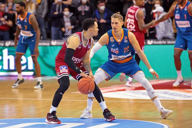 03 12 2021, xovx, Basketball 1 Bundesliga, easy Credit BBL, JobStairs Gießen 46ers ratiopharm Ulm v l Maximilian Begue Gießen 46ers , Thomas Klepeisz ratiopharm Ulm Gießen Sporthalle Ost Hessen Germany EN