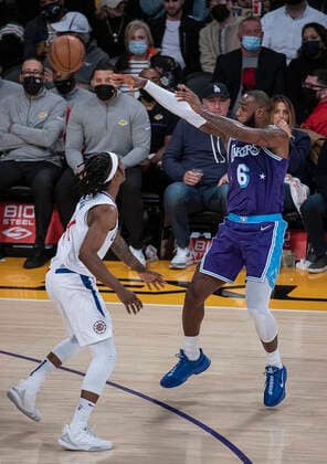 December 3, 2021, Los Angeles, California, USA: LeBron James 6 of the Los Angeles Lakers passes the ball during their regular season NBA, Basketball Herren, USA game with the Los Angeles Clippers on Friday December 3, 2021 at the Staples Center in Los Angeles, California. Lakers lose to Clippers, 115-119. PI Los Angeles USA - ZUMAp124 20211203_zaa_p124_034 Copyright: xJAVIERxROJASx