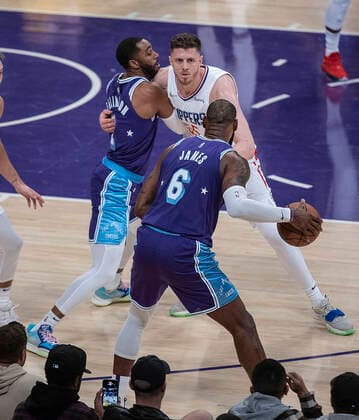 December 3, 2021, Los Angeles, California, USA: LeBron James 6 of the Los Angeles Lakers is defended by Isaiah Hartenstein 55 of the Los Angeles Clippers during their regular season NBA, Basketball Herren, USA game on Friday December 3, 2021 at the Staples Center in Los Angeles, California. Lakers lose to Clippers, 115-119. PI Los Angeles USA - ZUMAp124 20211203_zaa_p124_035 Copyright: xJAVIERxROJASx