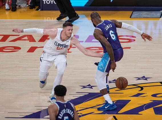 December 3, 2021, Los Angeles, California, USA: Isaiah Hartenstein 55 of the Los Angeles Clippers fouls LeBron James 6 of the Los Angeles Lakers during their regular season NBA, Basketball Herren, USA game on Friday December 3, 2021 at the Staples Center in Los Angeles, California. Lakers lose to Clippers, 115-119. PI Los Angeles USA - ZUMAp124 20211203_zaa_p124_037 Copyright: xJAVIERxROJASx