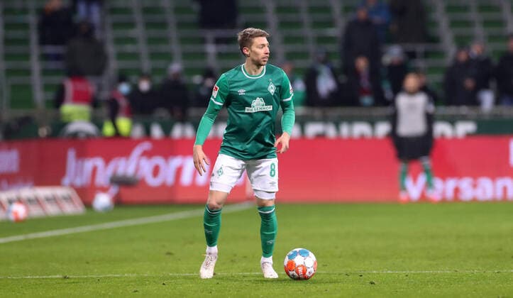 Bremen, 03 12 2021, Weserstadion, Football, 2 Bundesliga, 16 Spieltag , FSV Werder Bremen vs FC Erzgebirge Aue 4 0 2 0 , In the picture Mitchell Weiser 8, Bremen , According to the regulations of the DFL Deutsche Fußball Liga it is forbidden to exploit or have exploited in the stadium and or from the game made photographs in the form of sequence pictures and or video-like photo series ,