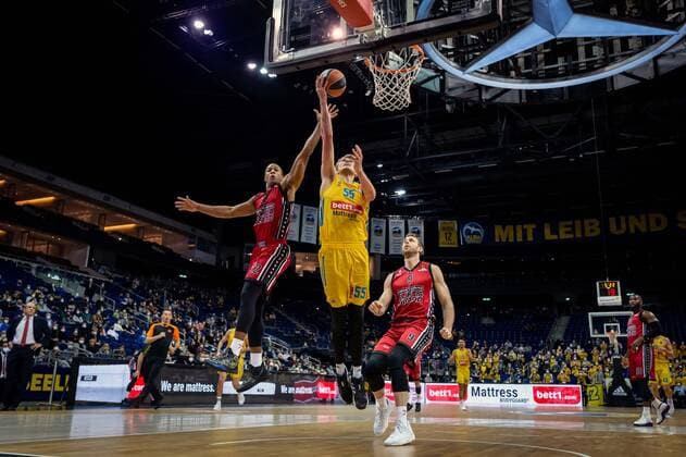 Basketball Berlin 03 12 2021 Season 2021 2022 Euroleague Regular Season Alba Berlin AX Armani Exchange Milan Ben Lammers Alba Berlin, No 55 Nicolo Melli Milan, No 09 Devon Hall Milan, No 22