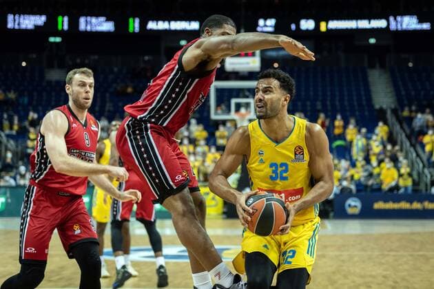 Basketball Berlin 03 12 2021 Season 2021 2022 Euroleague Regular Season Alba Berlin AX Armani Exchange Milan Johannes Thiemann Alba Berlin, No 32 Kyle Hines Milan, No 42
