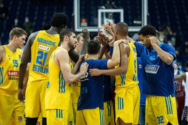 Basketball Berlin 03 12 2021 Season 2021 2022 Euroleague Regular Season Alba Berlin AX Armani Exchange Milan Jubilation Alba after victory against Milan Huddle.
