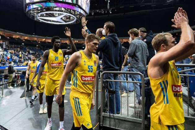 Basketball Berlin 03 12 2021 Season 2021 2022 Euroleague Regular Season Alba Berlin AX Armani Exchange Milan Jubilation Alba after the victory against Milan Luke Sikma Alba Berlin, No 43 Ben Lammers Alba Berlin, No 55 Christ Koumadje Alba Berlin, No 21 vrnl fans.