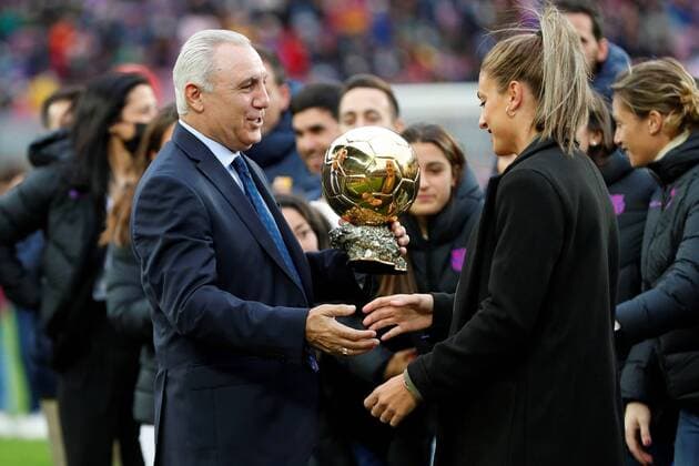 FC Barcelona, Barca s player Alexia Putellas (R), winnner of 2021 Ballon d Or, is cogratulated by Hristo Stoichkov (L) during a tribute held before the Spanish LaLiga soccer match between FC Barcelona and Real Betis Balompie at Camp Nou stadium in Barcelona, Catalonia, Spain, 04 December 2021. FC Barcelona - Real Betis Balompie !ACHTUNG: NUR REDAKTIONELLE NUTZUNG!  Copyright: xAlejandroxGarciax GRAF8892 20211204-61ac80d228d60acd122045e9299ccabda2b2a9d4