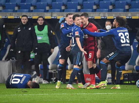 Bilder des Jahres 2021, Sport 12 Dezember Sport Themen der Woche KW48 04.12.2021, xjhx, Fussball 1.Bundesliga, TSG 1899 Hoffenheim - Eintracht Frankfurt emspor, v.l. Rudelbildung Munas Dabbur (1899 Hoffenheim) Kristijan Jakic (Eintracht Frankfurt) Dennis Geiger (1899 Hoffenheim) Georginio Rutter (1899 Hoffenheim) (DFL DFB REGULATIONS PROHIBIT ANY USE OF PHOTOGRAPHS as IMAGE SEQUENCES and or QUASI-VIDEO) Sinsheim *** 04 12 2021, xjhx, Football 1 Bundesliga, TSG 1899 Hoffenheim Eintracht Frankfurt emspor, v l Rudelbildung Munas Dabbur 1899 Hoffenheim Kristijan Jakic Eintracht Frankfurt Dennis Geiger 1899 Hoffenheim Georginio Rutter 1899 Hoffenheim DFL DFB REGULATIONS PROHIBIT ANY USE OF PHOTOGRAPHS AS IMAGE SEQUENCES AND OR QUASI VIDEO Sinsheim