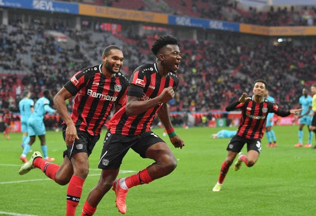 Jubel Edmond Tapsoba (Bayer 04 Leverkusen), Jonathan Tah (Bayer 04 Leverkusen), v.re., hinten Amine Adli (Bayer 04 Leverkusen) 04.12.2021, Fussball GER, Saison 2021 2022, 1. Bundesliga, 14. Spieltag, Bayer 04 Leverkusen - SpVgg Greuther Fürth, Foto: Weis TEAM2sportphoto ***DFL regulations prohibit any use of photographs as image sequences and or quasi-video.*** Leverkusen Nordrhein Westfalen Deutschland *** Cheers Edmond Tapsoba Bayer 04 Leverkusen , Jonathan Tah Bayer 04 Leverkusen , v r , back Amine Adli Bayer 04 Leverkusen 04 12 2021, Football GER, Season 2021 2022, 1 Bundesliga, 14 Matchday, Bayer 04 Leverkusen SpVgg Greuther Fürth, Foto Weis TEAM2sportphoto DFL regulations prohibit any use of photographs as image sequences and or quasi video Leverkusen Nordrhein Westfalen Germany. Team2