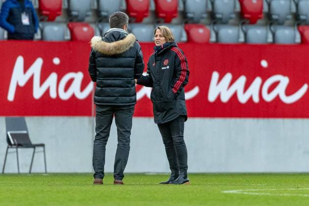 Jens Scheuer head coach, FC Bayern Muenchen Frauen in conversation with sporting director Bianca Rech after the 7 1 win FC Bayern Muenchen Frauen against Bayer 04 Leverkusen, Football, Womens Bundesliga, Matchday 10, Season 2021 2022, 04 12 2021 DFL DFB REGULATES PROHIBIT ANY USE OF PHOTOGRAPHS as IMAGE SEQUENCES and or QUASI VIDEO FC Bayern Muenchen Women vs Bayer 04 Leverkusen, Football, Womens Bundesliga, Matchday 10, Season 2021 2022, 04 12 2021 Muenchen Copyright: xEibnerxPressefotox xHeikexFeinerx EP_HFR