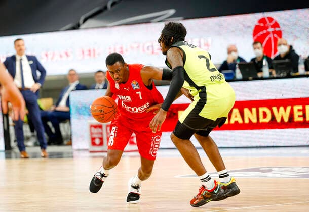 left Shannon Scott Brose Bamberg, 07 right 02 Sacar Anim medi Bayreuth Brose Bamberg medi Bayreuth easyCredit BBL Basketball Bundesliga Saison 2021 22 Spieltag 9, 04 12 2021 Bamberg, Brose Arena link Shannon Scott Brose Bamberg, 07 Copyright: DanielxLöb