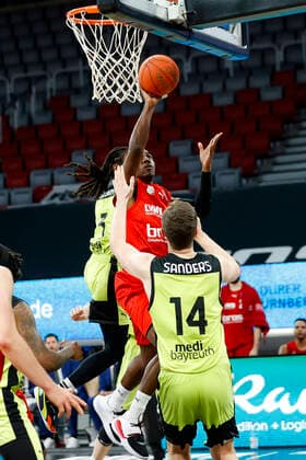 Center Shannon Scott Brose Bamberg, 07 right 14 Moritz Sanders medi Bayreuth Brose Bamberg medi Bayreuth easyCredit BBL Basketball Bundesliga Saison 2021 22 Spieltag 9, 04 12 2021 Bamberg, Brose Arena link Shannon Scott Brose Bamberg, 07 Copyright: DanielxLöb