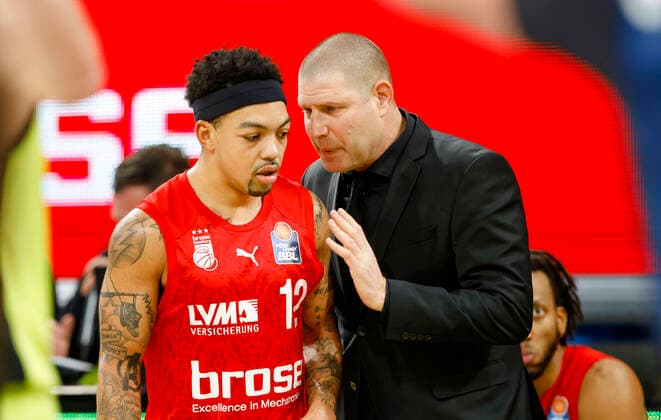 right Head coach Oren Amiel Brose Bamberg link Justin Robinson Brose Bamberg, 12 Brose Bamberg medi Bayreuth easyCredit BBL Basketball Bundesliga Saison 2021 22 Spieltag 9, 04 12 2021 Bamberg, Brose Arena link Shannon Scott Brose Bamberg, 07 Copyright: DanielxLöb