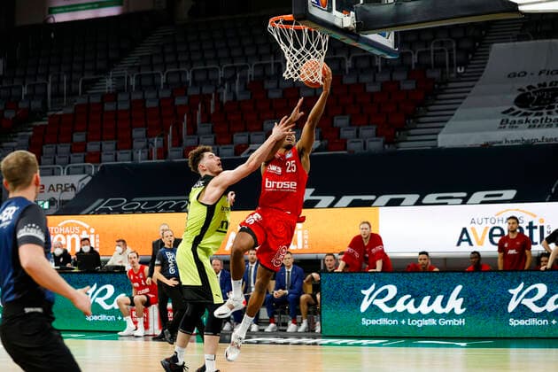 right Kenneth Ogbe Brose Bamberg, 25 left 09 Kay Bruhnke medi Bayreuth Brose Bamberg medi Bayreuth easyCredit BBL Basketball Bundesliga Saison 2021 22 Spieltag 9, 04 12 2021 Bamberg, Brose Arena link Shannon Scott Brose Bamberg, 07 Copyright: DanielxLöb