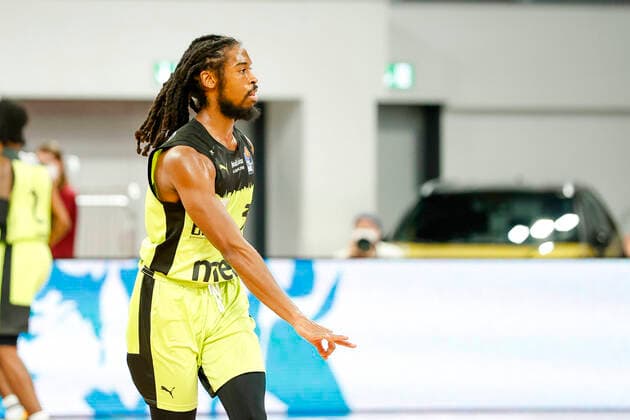 03 Marcus Thornton medi Bayreuth Brose Bamberg medi Bayreuth easyCredit BBL Basketball Bundesliga Saison 2021 22 Spieltag 9, 04 12 2021 Bamberg, Brose Arena link Shannon Scott Brose Bamberg, 07 Copyright: DanielxLöb