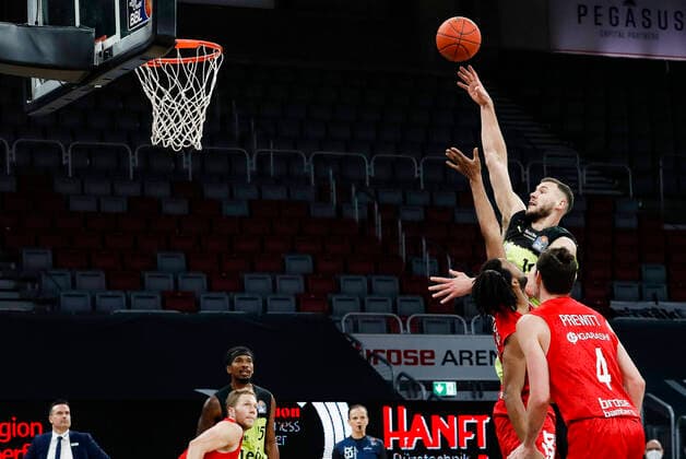 Above 19 Martynas Sajus medi Bayreuth Below Omar Prewitt Brose Bamberg, 04 Brose Bamberg medi Bayreuth easyCredit BBL Basketball Bundesliga Season 2021 22 Matchday 9, 04 12 2021 Bamberg, Brose Arena Photo Daniel Löb Loeb link Shannon Scott Brose Bamberg, 07 Copyright: DanielxLöb