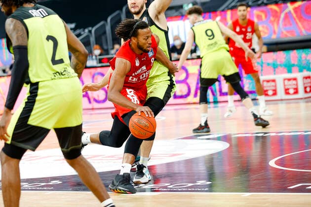 Front Akil Mitchell Brose Bamberg, 08 Brose Bamberg medi Bayreuth easyCredit BBL Basketball Bundesliga Season 2021 22 Matchday 9, 04 12 2021 Bamberg, Brose Arena link Shannon Scott Brose Bamberg, 07 Copyright: DanielxLöb