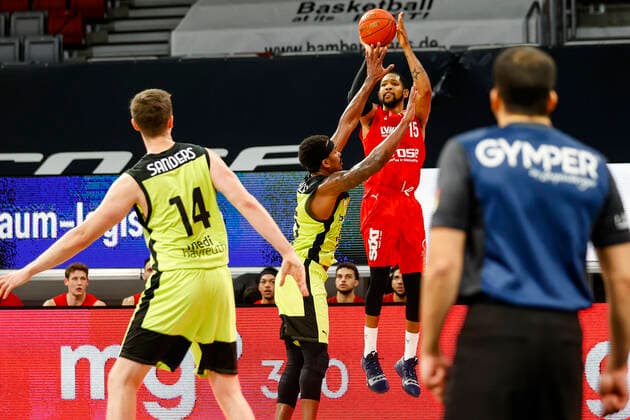 right Trevis Simpson Brose Bamberg, 15 left Christian Sengfelder Brose Bamberg, 43 Brose Bamberg medi Bayreuth easyCredit BBL Basketball Bundesliga Saison 2021 22 Spieltag 9, 04 12 2021 Bamberg, Brose Arena link Shannon Scott Brose Bamberg, 07 Copyright: DanielxLöb