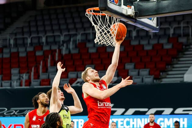 right Christian Sengfelder Brose Bamberg, 43 Brose Bamberg medi Bayreuth easyCredit BBL Basketball Bundesliga Season 2021 22 Matchday 9, 04 12 2021 Bamberg, Brose Arena Photo Daniel Löb Loeb link Shannon Scott Brose Bamberg, 07 Copyright: DanielxLöb