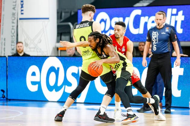 front 03 Marcus Thornton medi Bayreuth back left 09 Kay Bruhnke medi Bayreuth back right Dominic Lockhart Brose Bamberg, 03 Brose Bamberg medi Bayreuth easyCredit BBL Basketball Bundesliga Saison 2021 22 Spieltag 9, 04 12 2021 Bamberg, Brose Arena link Shannon Scott Brose Bamberg, 07 Copyright: DanielxLöb