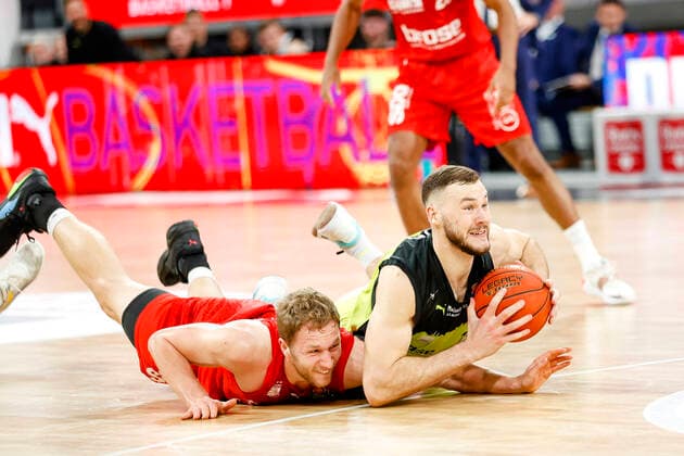 right 19 Martynas Sajus medi Bayreuth left Christian Sengfelder Brose Bamberg, 43 Brose Bamberg medi Bayreuth easyCredit BBL Basketball Bundesliga Saison 2021 22 Spieltag 9, 04 12 2021 Bamberg, Brose Arena link Shannon Scott Brose Bamberg, 07 Copyright: DanielxLöb