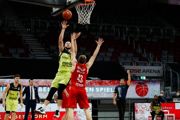 left 19 Martynas Sajus medi Bayreuth right Christian Sengfelder Brose Bamberg, 43 Brose Bamberg medi Bayreuth easyCredit BBL Basketball Bundesliga Saison 2021 22 Spieltag 9, 04 12 2021 Bamberg, Brose Arena link Shannon Scott Brose Bamberg, 07 Copyright: DanielxLöb
