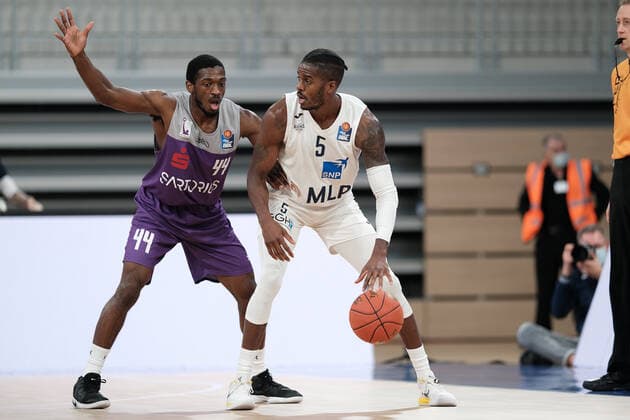 Shyron Ely MLP Academics Heidelberg, 5 in a duel with Kamar Baldwin BG Goettingen, 44 during the BBL match of MLP Academics Heidelberg vs BG Goettingen in the 1 Basketball Bundesliga on 04 12 2021 MLP Academics Heidelberg vs BG Goettingen, Basketball, Easycredit BBL, 04 12 2021 Heidelberg Copyright: xEibner-Pressefotox xMichaelxBermelx