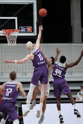 Jordan Geist MLP Academics Heidelberg, 15 in a duel with Philipp Hartwich BG Goettingen, 15 and Kamar Baldwin BG Goettingen, 44 during the BBL match of MLP Academics Heidelberg vs BG Goettingen in the 1 Basketball Bundesliga on 04 12 2021 MLP Academics Heidelberg vs BG Goettingen, Basketball, Easycredit BBL, 04 12 2021 Heidelberg Copyright: xEibner-Pressefotox xMichaelxBermelx