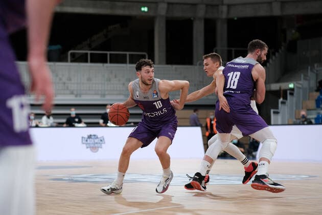 Haris Hujic BG Goettingen, 10 in a duel with Niklas Wuerzner MLP Academics Heidelberg, 2 who hangs on the block of Harper Kamp BG Goettingen, 18 during the BBL match of MLP Academics Heidelberg vs BG Goettingen in the 1 Basketball Bundesliga on 04 12 2021 MLP Academics Heidelberg vs BG Goettingen, Basketball, Easycredit BBL, 04 12 2021 Heidelberg Copyright: xEibner-Pressefotox xMichaelxBermelx