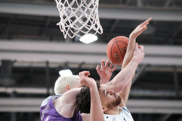 Philipp Hartwich BG Goettingen, 15 in a duel with Brekkott Chapman MLP Academics Heidelberg, 1 in the BBL match of MLP Academics Heidelberg vs BG Goettingen in the 1 Basketball Bundesliga on 04 12 2021 MLP Academics Heidelberg vs BG Goettingen, Basketball, Easycredit BBL, 04 12 2021 Heidelberg Copyright: xEibner-Pressefotox xMichaelxBermelx