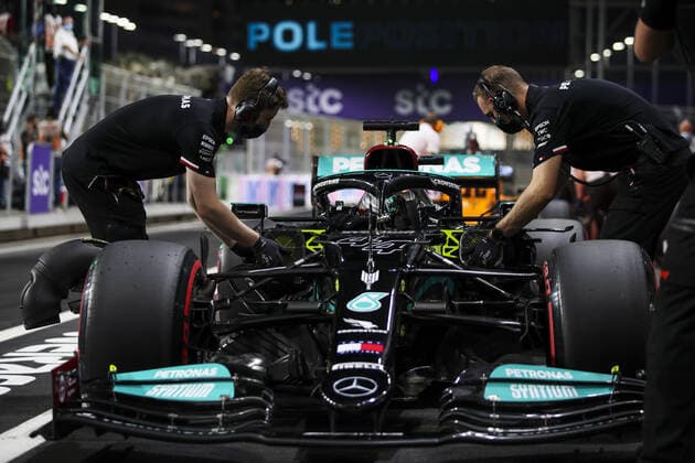 44 HAMILTON Lewis (gbr), Mercedes AMG F1 GP W12 E Performance, action during the Formula 1 stc Saudi Arabian Grand Prix 2021, 21th round of the 2021 FIA Formula One World Championship, WM, Weltmeisterschaft from December 3 to 5, 2021 on the Jeddah Corniche Circuit, in Jeddah, Saudi Arabia - F1 - SAUDI ARABIAN GRAND PRIX 2021 DPPI Panoramic  00121043_FGO07581.JPG