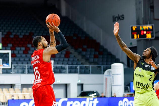 left Trevis Simpson Brose Bamberg, 15 right 02 Sacar Anim medi Bayreuth Brose Bamberg medi Bayreuth easyCredit BBL Basketball Bundesliga Saison 2021 22 Spieltag 9, 04 12 2021 Bamberg, Brose Arena link Shannon Scott Brose Bamberg, 07 Copyright: DanielxLöb