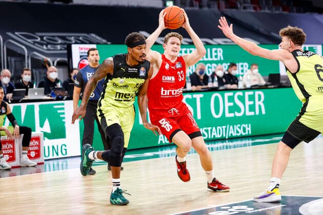 Center Patrick Heckmann Brose Bamberg, 33 left 15 Terry Allen medi Bayreuth right 06 Kevin Wohlrath medi Bayreuth Brose Bamberg medi Bayreuth easyCredit BBL Basketball Bundesliga Saison 2021 22 Spieltag 9, 04 12 2021 Bamberg, Brose Arena link Shannon Scott Brose Bamberg, 07 Copyright: DanielxLöb