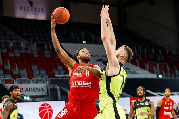 left Akil Mitchell Brose Bamberg, 08 right 09 Kay Bruhnke medi Bayreuth Brose Bamberg medi Bayreuth easyCredit BBL Basketball Bundesliga Saison 2021 22 Spieltag 9, 04 12 2021 Bamberg, Brose Arena link Shannon Scott Brose Bamberg, 07 Copyright: DanielxLöb