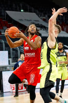 left Akil Mitchell Brose Bamberg, 08 right 09 Kay Bruhnke medi Bayreuth Brose Bamberg medi Bayreuth easyCredit BBL Basketball Bundesliga Saison 2021 22 Spieltag 9, 04 12 2021 Bamberg, Brose Arena link Shannon Scott Brose Bamberg, 07 Copyright: DanielxLöb
