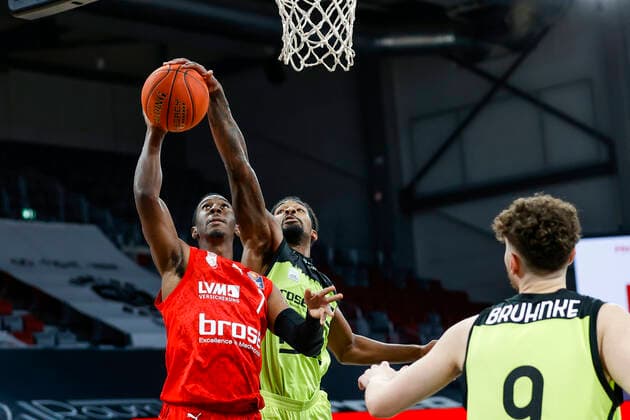 right 15 Terry Allen medi Bayreuth blocks Shannon Scott Brose Bamberg, 07 Brose Bamberg medi Bayreuth easyCredit BBL Basketball Bundesliga Saison 2021 22 Spieltag 9, 04 12 2021 Bamberg, Brose Arena link Shannon Scott Brose Bamberg, 07 Copyright: DanielxLöb